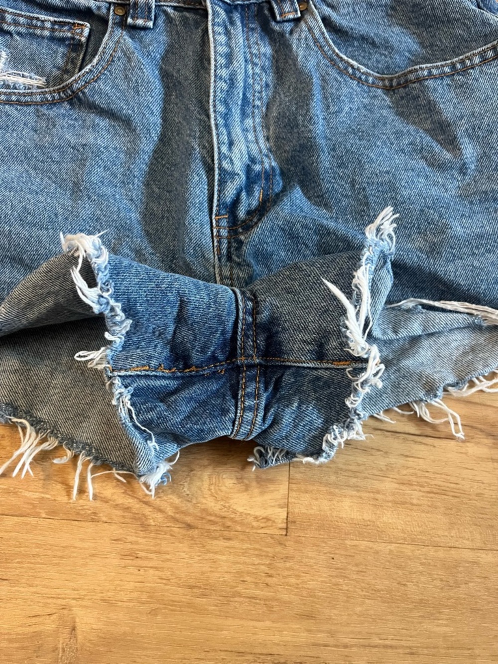 Cotton On Women’s Denim High Rise Mom Shorts | Distressed Cut-Off Jeans - Sz 4 - Picture 3 of 7